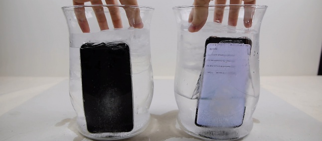 Saiba o que acontece se você colocar um “iPhone X e um Galaxy S8” para congelar na água?